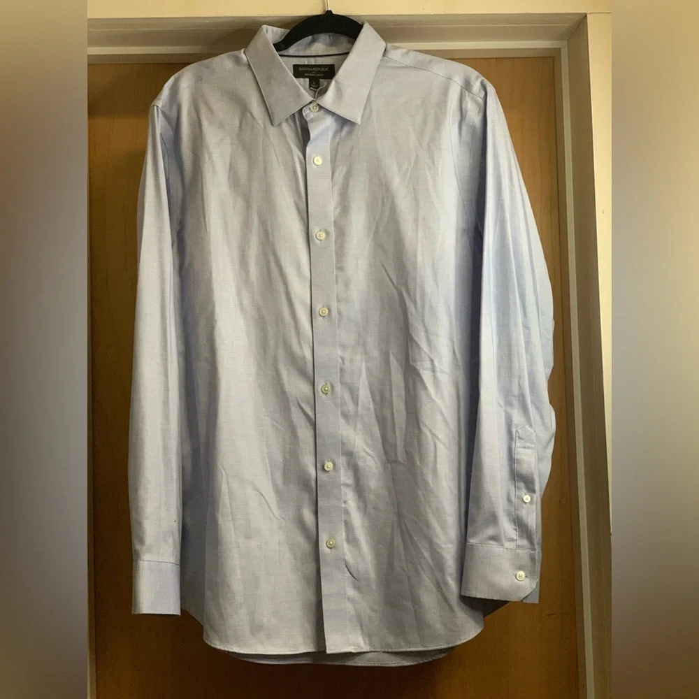 Banana Republic 100% Cotton Men's Light Blue Collared Buttonup Shirt. Size-Large